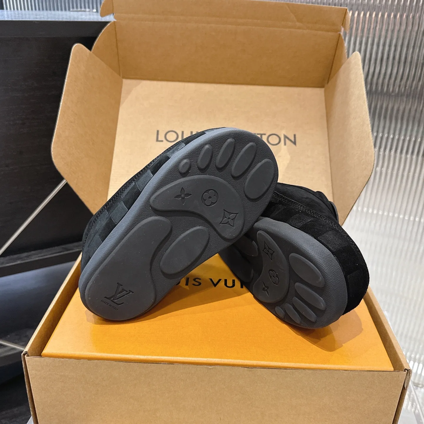 [L Family] P: 740💰 Couple model, size: women 35-41 (customized at 41 for women), 39-46 for men (customized at 45.46) The 2025 iteration of this Time Out sneaker, couple model, LV co-branded nigo, donkey brand, Louis Vuitton, ugly, cute😍Many Internet celebrities have shown off their feet, a classic and versatile item. Fabric: Imported high mercerized cow suede. Lining: high-grade elastic mesh, outsole: original molded outsole, palm print rubber outsole with hidden L letter and Monongram flower.